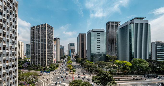 Vista a&eacute;rea do cruzamento das avenidas Faria Lima e Rebou&ccedil;as, na Vila Olimpia, S&atilde;o Paulo.