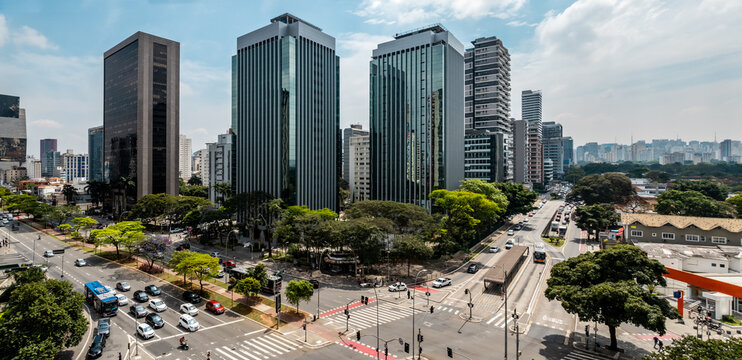 Vista a&eacute;rea do cruzamento das avenidas Faria Lima e Rebou&ccedil;as, na Vila Olimpia, S&atilde;o Paulo.