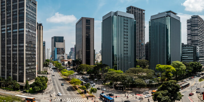 Vista a&eacute;rea do cruzamento das avenidas Faria Lima e Rebou&ccedil;as, na Vila Olimpia, S&atilde;o Paulo.