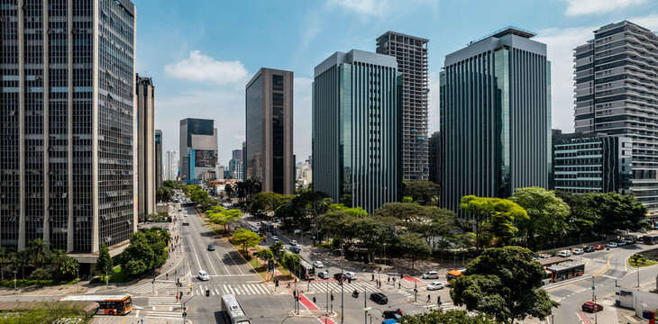 Vista a&eacute;rea do cruzamento das avenidas Faria Lima e Rebou&ccedil;as, na Vila Olimpia, S&atilde;o Paulo.