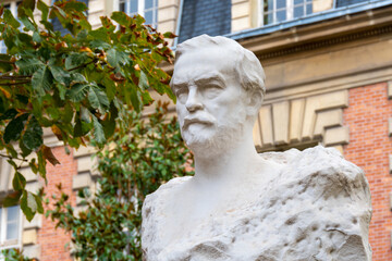 Statue de Louis Pasteur devant le bâtiment historique de l'Institut Pasteur, Paris, France. Louis Pasteur est un scientifique français renommé pour sa découverte du vaccin contre la rage - obrazy, fototapety, plakaty