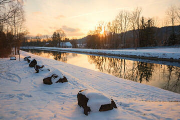 Isarkanal Schäftlarn bei Sonnenuntergang. Winterlandschaft Oberbayern