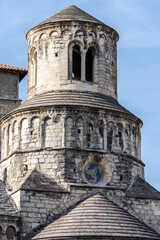 Fototapeta na wymiar Vue de l'abbatiale Sainte-Marie de Cruas en Ardèche