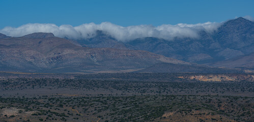 Halbwüstenlandschaft und Gebirge bei Oudtshoorn Südafrika