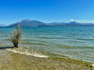 Passeggiando ed ammirando il Lago di Garda - Italia