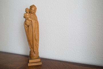 Maria und Jesuskind stehend auf Weltkugel Segensgestus