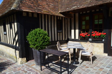 Tables en terrasse  (Calvados - Normandie - France)