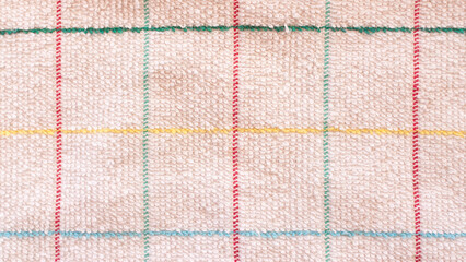 Paño de cocina blanco con cuadrícula de líneas de colores