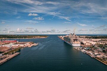 Drone shot of the blue sea and a big ship docked in the port of Cape Canaveral, Florida - obrazy, fototapety, plakaty