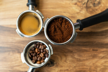 Verschillende processen voor het bereiden van koffie door een barista in een coffeeshop. Koffiebonen, gemalen, klaar. Koffie kunst concept.