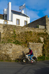 V&eacute;lo et drapeau breton, Le Conquet