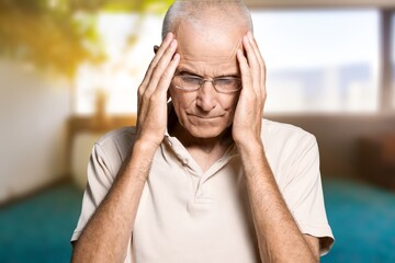 Man feels pain in head, health problem