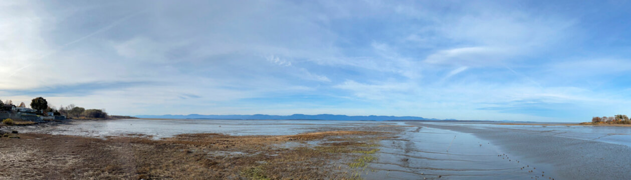 Panorama du fleuve Saint-Laurent &agrave; mar&eacute;e basse &agrave; Montmagny au Qu&eacute;bec