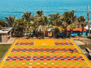 Puerto rico residencial la perla basketball court with palm trees in the coast and the ocean view from san juan - obrazy, fototapety, plakaty