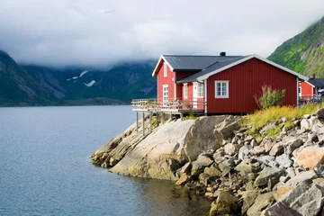 Foto op Plexiglas Reinefjorden Traditioneel rood houten huis aan de kust van Reinefjorden, Lofoten, Noorwegen