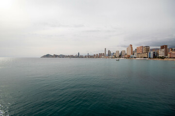 Panorámica del paisaje marítimo de la ciudad de Benidorm con su playa bajo un cielo azul con...