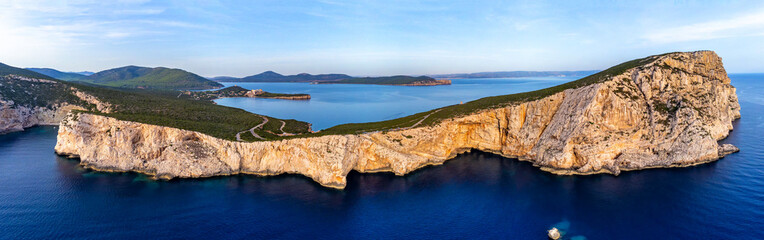 Atemberaubend schöne Landschaft an einer Steilüste im Norden Sardiniens als breites Panorama - obrazy, fototapety, plakaty