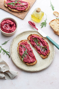 Kanapki z hummusem buraczanym beetroot hummus  sandwiches 