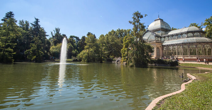 Maravilloso dia de Oto&ntilde;o en el parque del Retiro en Madrid con su famoso lago