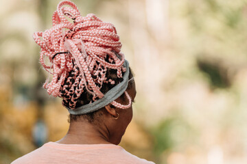 Imagen horizontal de la parte trasera de la cabeza de una hermosa mujer afroamericana con cabello...