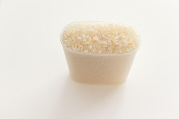 計量カップに満たされた米粒