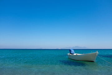 Fototapeta na wymiar Ein Boot im türkisblauem Wasser des Mittelmeers