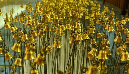 Goldene Metallglocken im Oude Kerk, Amsterdam