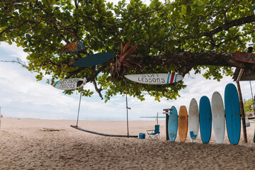imagen de un espacio en una playa del caribe costarricense utilizado para brindar lecciones de surf...