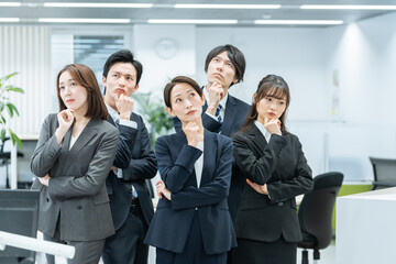 オフィスで考えるビジネスマン