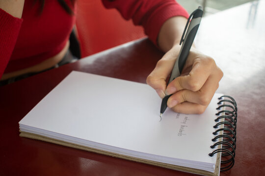Primer plano de persona escribiendo en su libreta