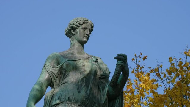 Catherine Park (Tsarskoye Selo). Kameronova galereya, the statue of Flora.