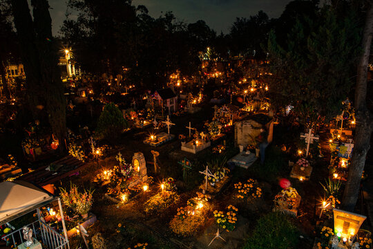 Tumbas del pante&oacute;n en dia de muertos