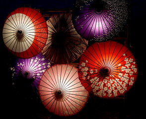 日本の伝統柄の鮮やかな和傘のイルミネーション