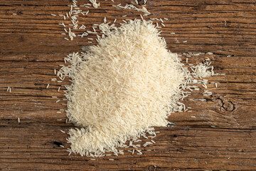 Fototapeta na wymiar rice on wooden background