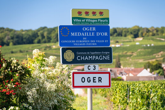Village de Oger en Champagne. Panneau signal&eacute;tique villages fleuris et appelation origine Champagne