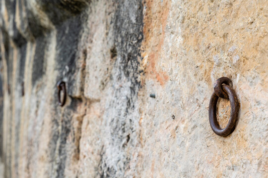 metal ring on a vertical wall in the area of Madrid called the Ponton de la Oliva