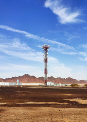Obraz premium a mobile tower in the background of clean sky and hill. Iconic mobile tower silhouette against Madinah's skyline. Modern infrastructure meets historical charm. Ideal for urban landscapes. #Madinah 