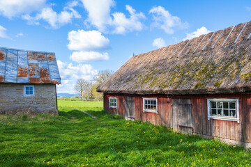 Obraz premium Old barns with thatched roofs in the country