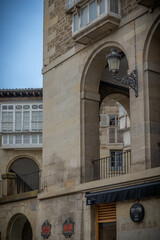 Fototapeta na wymiar Típica calle de vivienda en el casco histórico de Vitoria-Gasteiz. España 