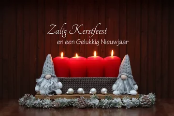 Fototapeten Zalig Kerstfeest en een Gelukkig Nieuwjaar:  Weihnachtskarte mit einem Neujahrsgruß auf Niederländisch mit Kerzen und Weihnachtsschmuck.  © Racamani