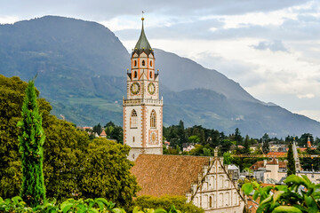 Fototapeta premium Meran, St. Nikolaus, Kirche, Altstadt, Tappeinerweg, Spazierweg, Panoramaweg, Promenade, Vinschgau, Etschtal, Aussichtspunkt, Südtirol, Sommer, Herbst, Italien