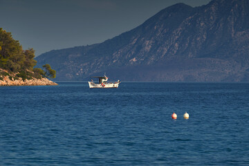 Fischerboot, Abendstimmung vor der Halbinsel Methana, Saronischer Golf, Peloponnes, Griechenland.