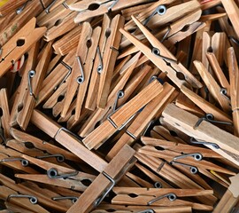 Fondo con detalle y textura de multitud de pinzas de madera en diferentes tonos de marron