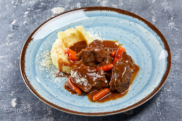 beef with mashed potato and vegetables