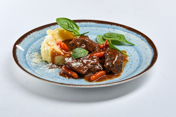 beef with mashed potato and vegetables