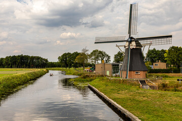 Holenderski wiatrak nad kanałem