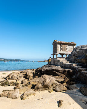 H&oacute;rreo de piedra en la r&iacute;a de Ald&aacute;n, en Cangas do Morrazo (Galicia, Espa&ntilde;a)