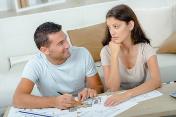 Fototapeta premium a couple is with floorplan