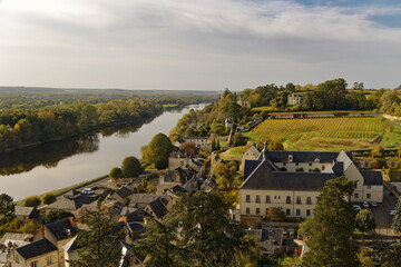 Fototapeta na wymiar Vue sur la rivière la Vienne depuis les hauteurs de la forteresse de Chinon, ensemble composé de trois châteaux : fort du Coudray, château du Milieu, et fort Saint-Georges.