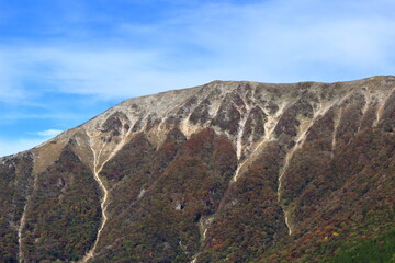 天気に恵まれた秋の日の伊吹山の山頂付近の姿